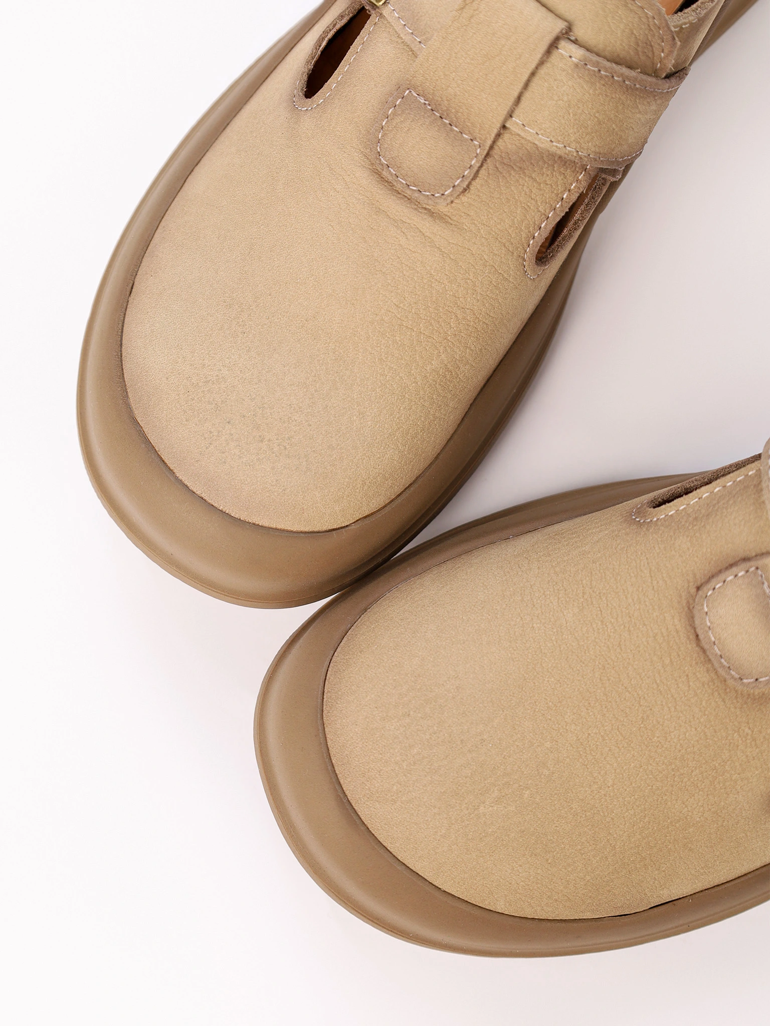 Туфли бежевого цвета из натурального нубука с застежкой ремешок